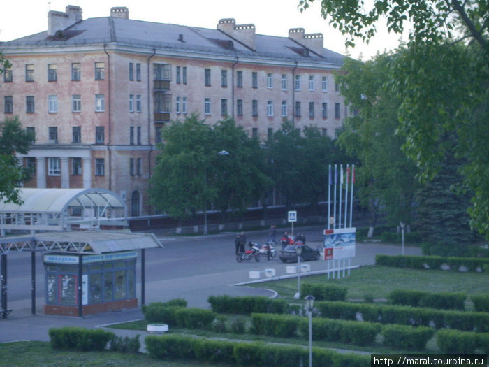Из гостиничного номера видна автобусная остановка на Советской улице Северодвинск, Россия
