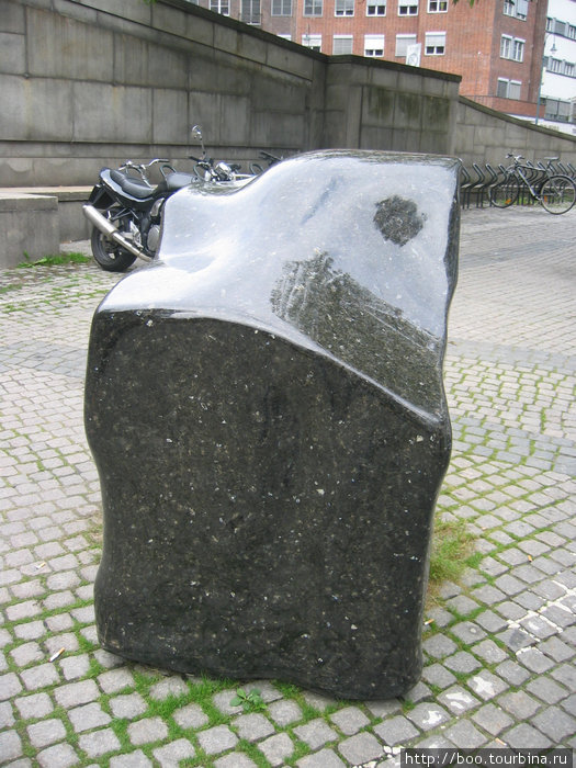 причудливый камень на мостовой недалеко от ратуши Осло, Норвегия
