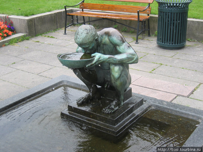 в скверике недалеко от ратуши притаился такой вот симпатишный мужичок-фонтан :) Осло, Норвегия