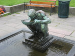 в скверике недалеко от ратуши притаился такой вот симпатишный мужичок-фонтан :)