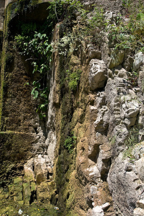 Непонятные образы в скале Новый Афон, Абхазия