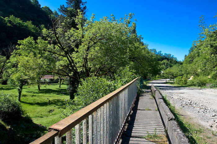 Современный мост через речку Сухум, Абхазия