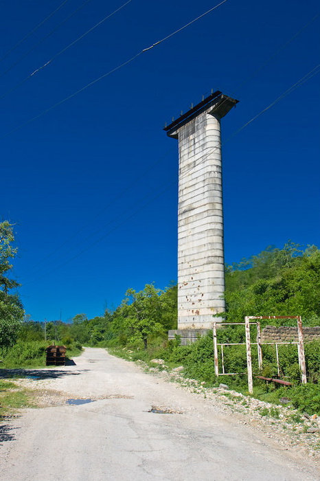 Опоры недостроеннйо объездной дороги Сухум, Абхазия
