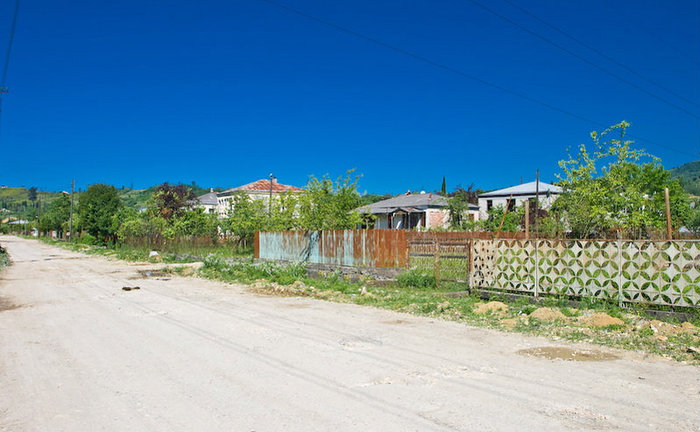 Одна из улиц Сухума, по которой идет дорога до моста. Практически все дома разрушенны Сухум, Абхазия