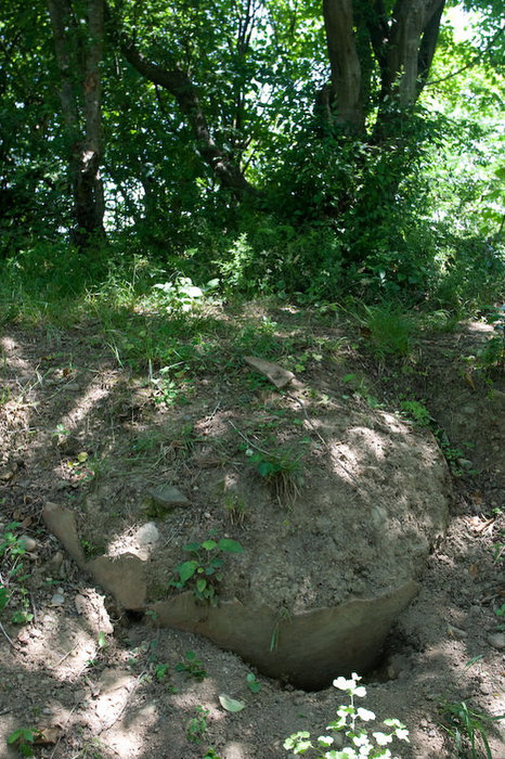 Амфора, видимо раскопанная любителями... Сухум, Абхазия