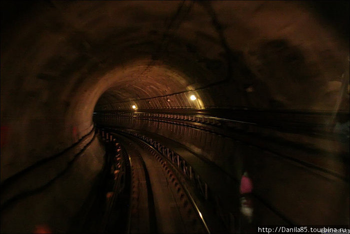 Поезда на автоведении, можно встать у лобового стекла и смотреть в тоннель. Куала-Лумпур, Малайзия