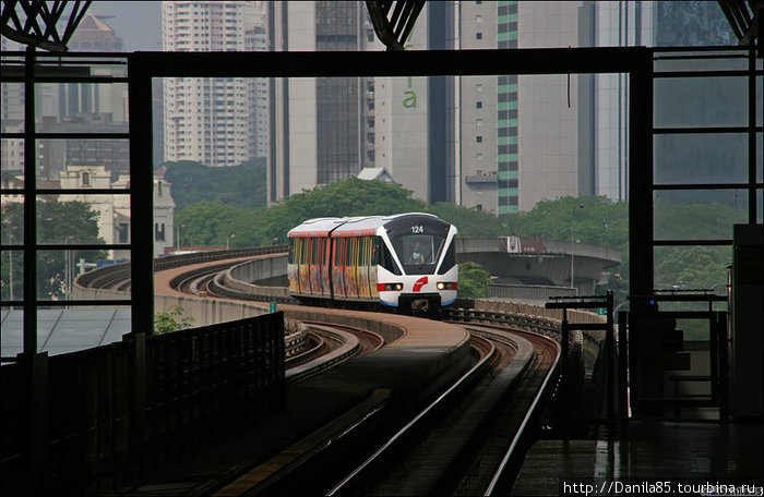 Вторая, новая линия метрополитена. Короткий наземный участок, подземная в центре, надземная вне центра. Куала-Лумпур, Малайзия