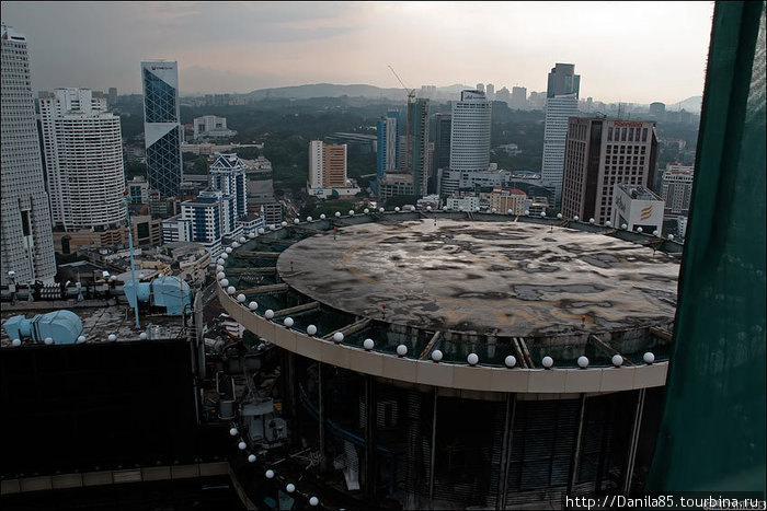 Вертолётная площадка ближайшего здания. Куала-Лумпур, Малайзия