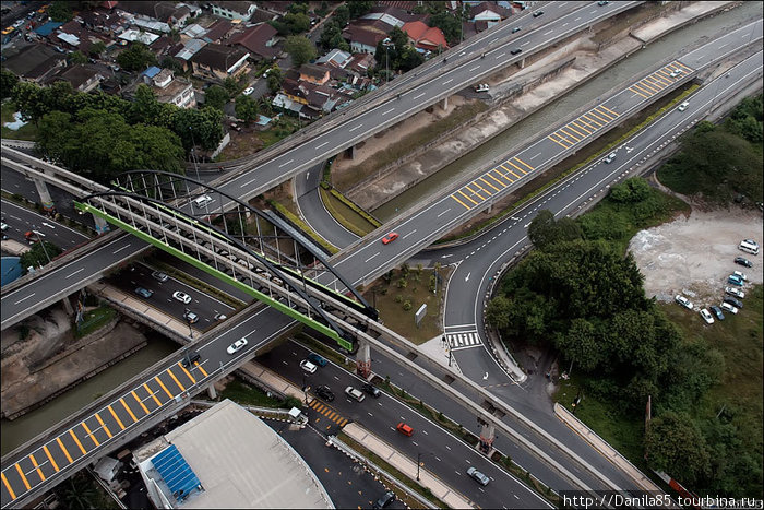 КЛ — многоуровневый город. Мост — для монорельса. Куала-Лумпур, Малайзия
