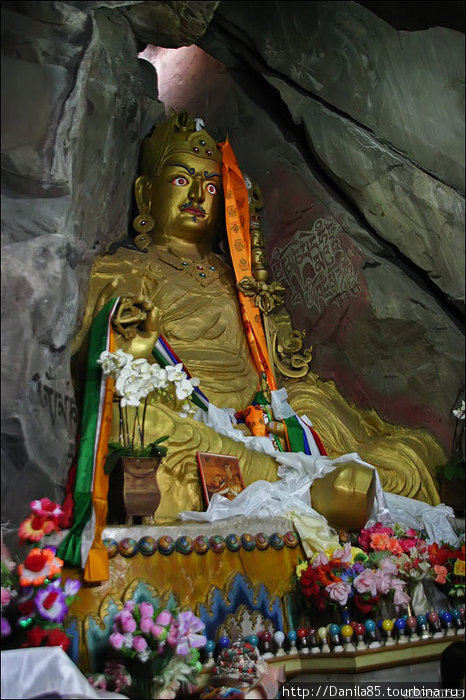 Гуру Ринпоче в своей пещере. Штат Химачал-Прадеш, Индия