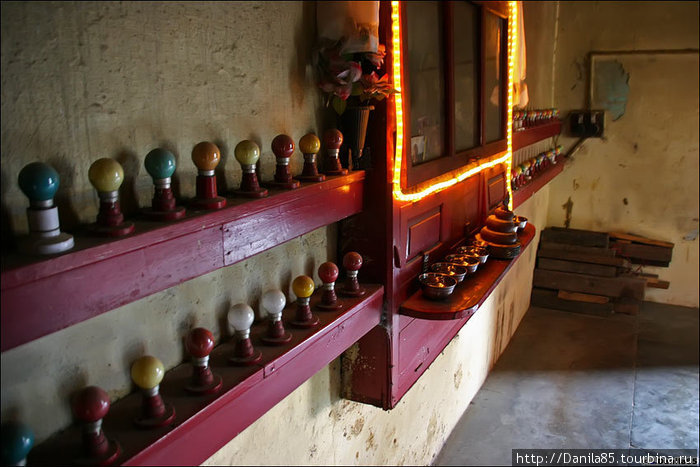 Лампочки-подношения вместо масляных светильников. Штат Химачал-Прадеш, Индия