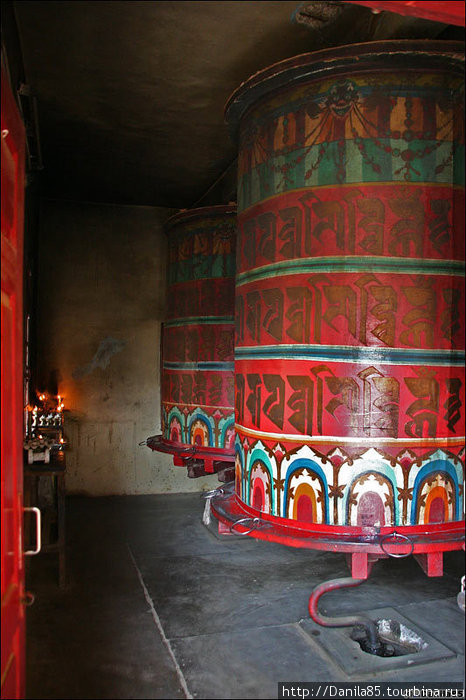 Огромные молитвенные барабаны. Штат Химачал-Прадеш, Индия