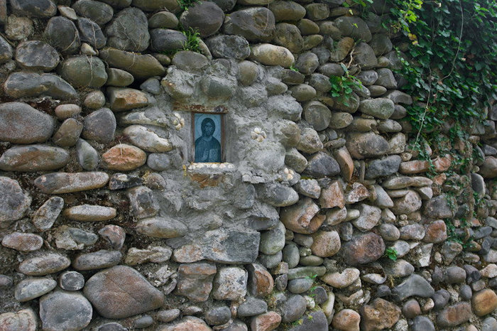 В стену вмонтирован лик Очамчырский район, Абхазия