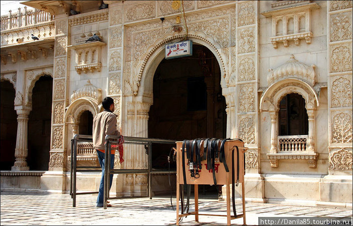 Это не лавка предприимчивого индуса :) Перед входом в основной храм принято снимать изделия из кожи. Дешнок, Индия
