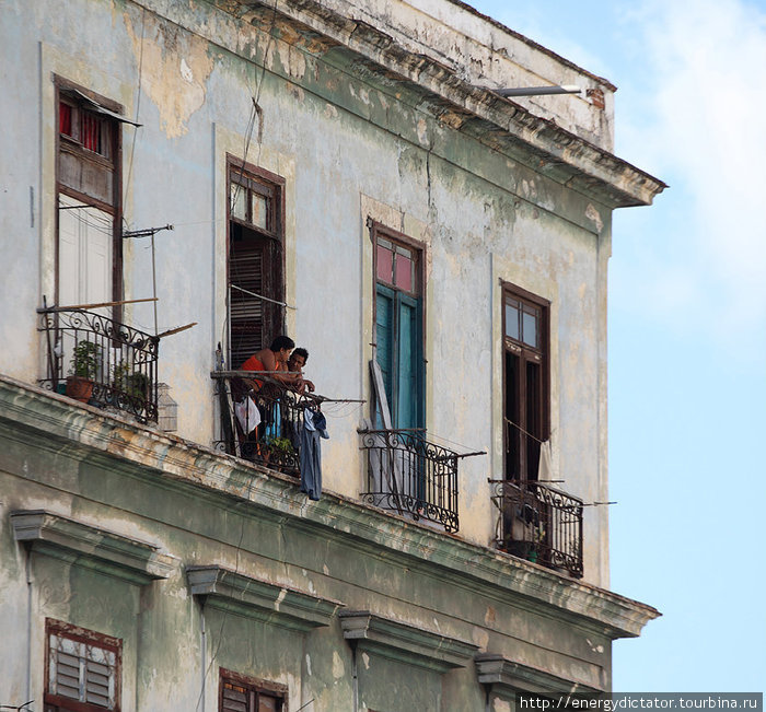 к сожалению остается ощущение что прекрасные дома колониального периода никто не ремонтировал с окончания этого самого периода Гавана, Куба