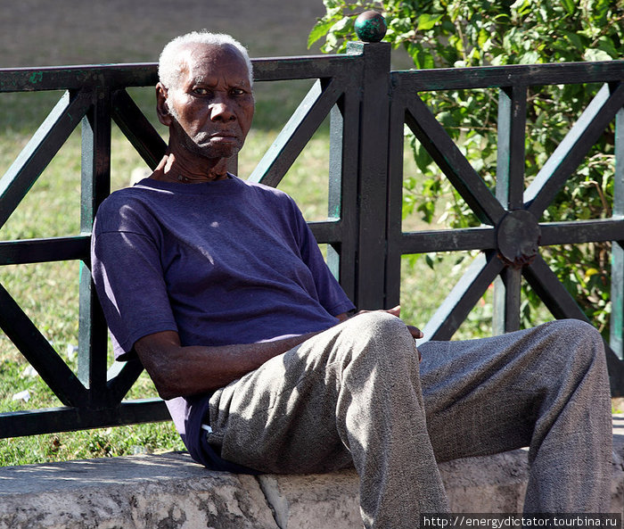 сидеть на улице и тупить весь день — основное занятие 90% населения гаваны Гавана, Куба