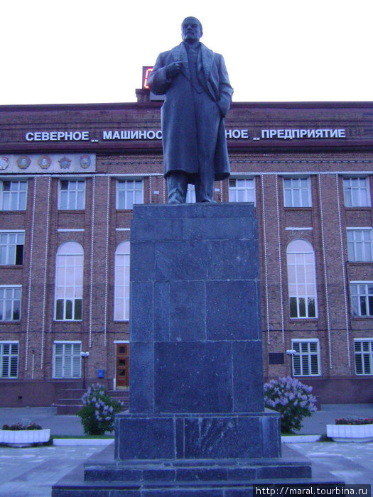 Памятник В.И. Ленину (6 ноября 1960 г., скульптор X. Б. Аскар-Сарыджа, архитектор Н.С. Яковлев) перед заводоуправлением ПО «Севмаш». Его бронзовый близнец установлен в 1959 г. в Рыбинске Северодвинск, Россия
