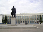 Второй Ленин установлен на площади Победы (11 августа 1988 г., художник Н. А. Агаян, архитекторы С. И. Соколов и Н. А. Соколов). Это предпоследний памятник В.И. Ленину в СССР