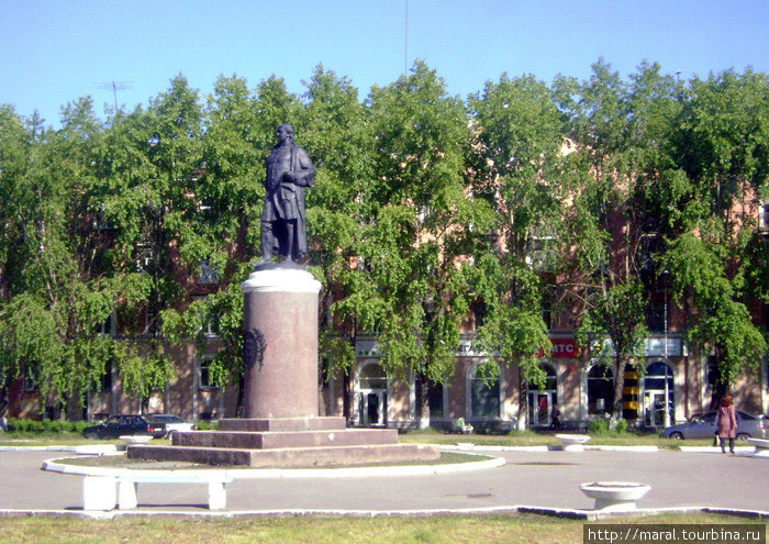 Памятник величайшему из россиян Михаилу Ломоносову (1 ноября 1958 г., скульптор М. С. Алещенко, архитектор М. Д. Насекин). Его имя носит также одна из центральных улиц города и красивая площадь Северодвинск, Россия