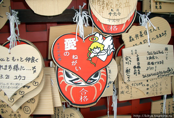 Дощечки с просьбами помочь в сердечных делах. Ономити, Япония