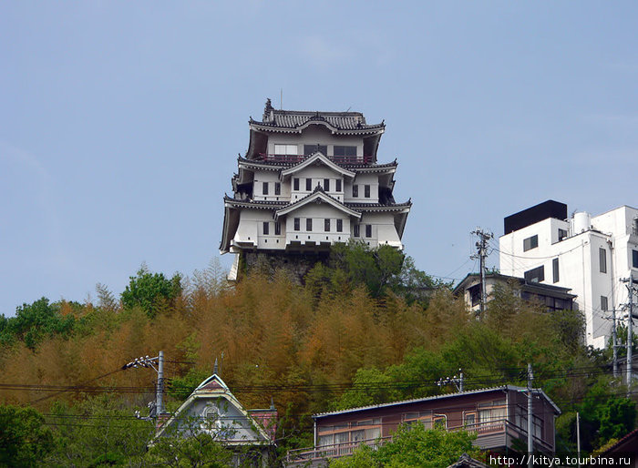 Этот замок был построен в 1964 году на месте, где отродясь никакого замка не было. Всё для туристов :-) Ономити, Япония
