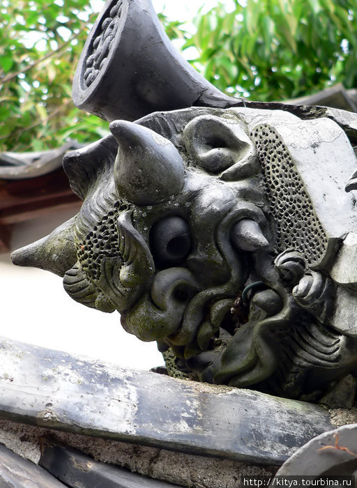 Чёртик на храмовой крыше. Ономити, Япония