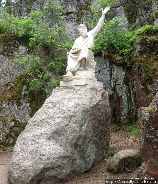 Скульптура Вейнемейнена — карельского народного сказителя, автора 