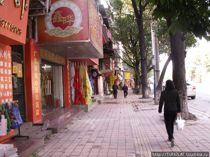 Улицы с лавками. Гуанчжоу, Китай