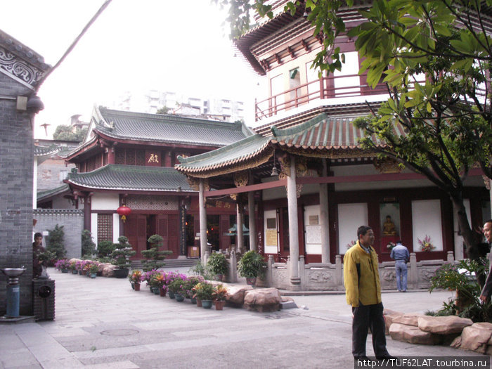 На територии буддийского монастыря Гуанчжоу, Китай