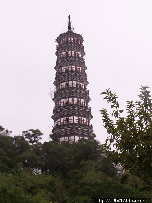 Пагода в районе выставочного комплекса. Гуанчжоу, Китай