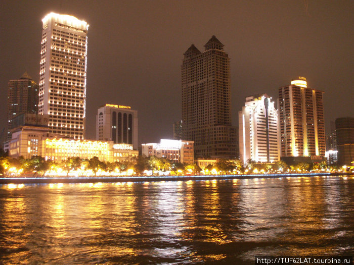 Вид на Hotel Landmark Canton с противоположного берега реки. Гуанчжоу, Китай