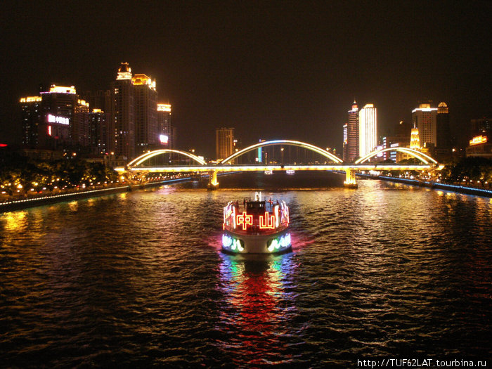 Вид на ночную реку. Гуанчжоу, Китай