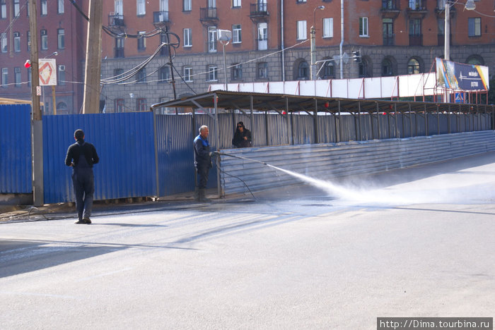 А это уже на улице Б.Зеленина  рабочий со стройки моет и без того чистую дорогу. Санкт-Петербург, Россия