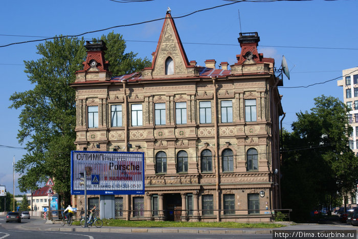 Одинокий домик на набережной. Санкт-Петербург, Россия