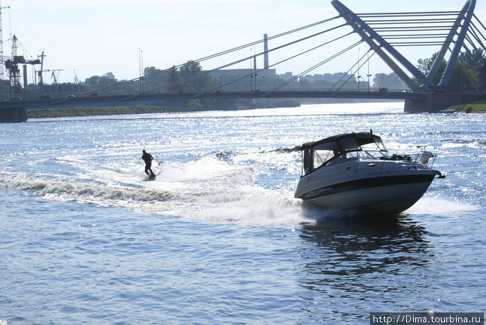 Лазаревский мост и мужик на прицепе у катера. Санкт-Петербург, Россия