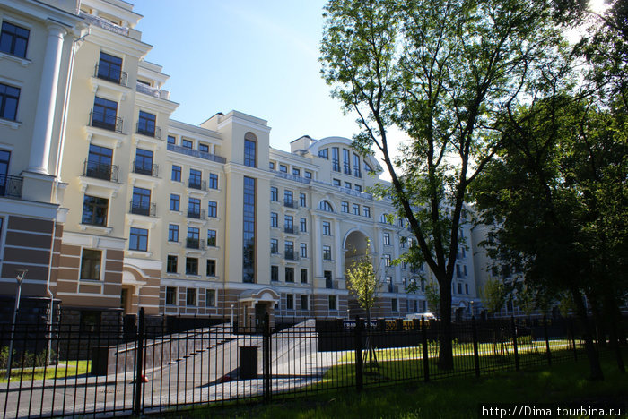 Дом на Крестовском около метро. Санкт-Петербург, Россия