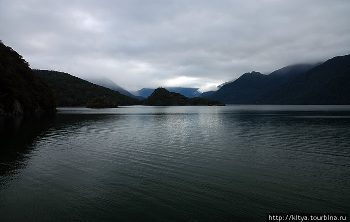 На середине озера Те-Анау, Новая Зеландия