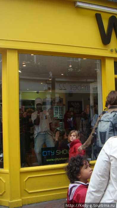 Поющий афроангличанин в магазинчике на Карнаби-стрит Лондон, Великобритания