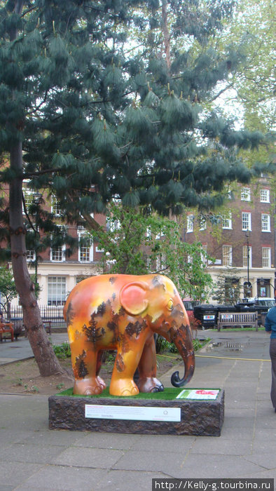 Слоник на площади Сохо Лондон, Великобритания