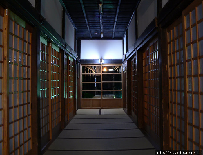 Ночные коридоры гостевого дома. Ямагата, Япония