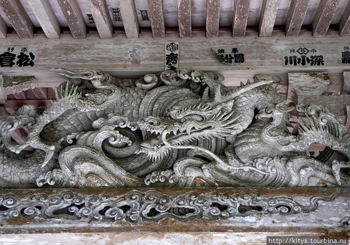Дракон на фронтоне храма. Ямагата, Япония