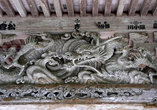 Дракон на фронтоне храма.