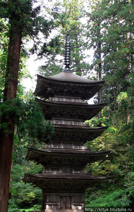 Пятиярусная пагода в лесу. Национальное сокровище Японии. Ямагата, Япония