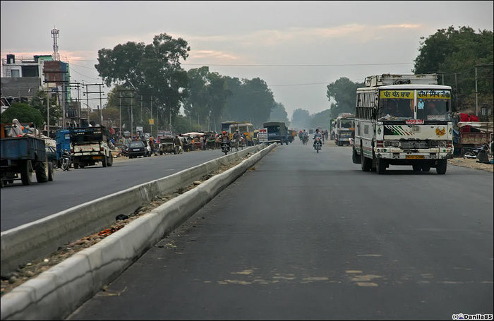 Возле границы. Дорога Лахор-Калькутта строится уже много лет, это построенный участок. Амритсар, Индия
