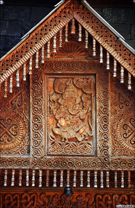 Но если приглядеться, то на храме изображение Ганеши. Наггар, Индия