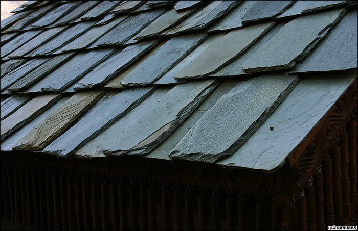 Ещё один вынос мозга, характерный для долины Кулу — крыши из каменных плит. А по краю крыши — деревянные бирюльки. Наггар, Индия