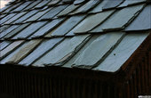 Ещё один вынос мозга, характерный для долины Кулу — крыши из каменных плит. А по краю крыши — деревянные бирюльки.