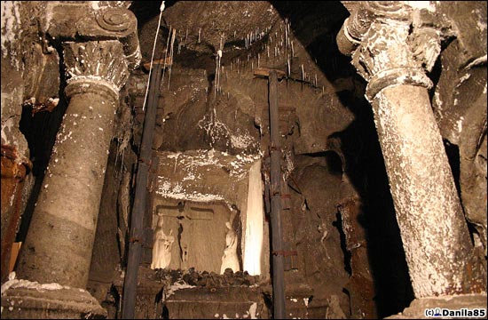 Подземная часовня из соли. Колонны и правда стоят под таким углом. Величка, Польша