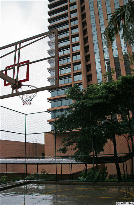 И баскетбольная площадка. Куала-Лумпур, Малайзия