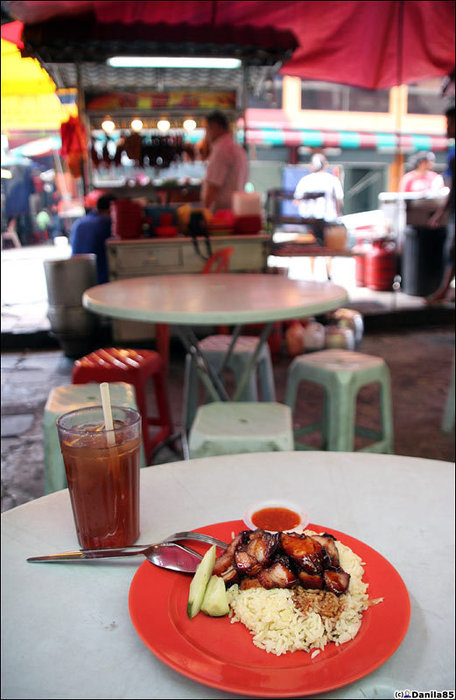 Завтрак — вкуснейшая маринованная и пожаренная на гриле свинина, рис, ice tea. 5 рингитт = 50 рублей, дорого, потому что туристическое место. Или не дорого, как посмотреть. Куала-Лумпур, Малайзия